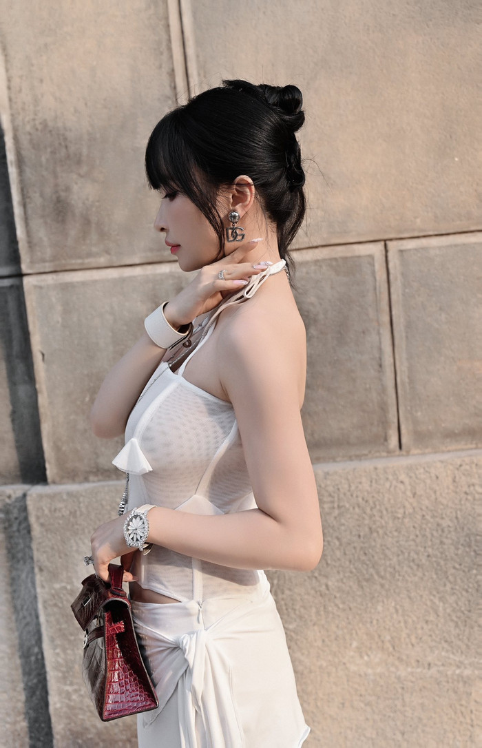 Mẫu đồng hồ hơn 1.5 tỷ mà vợ doanh nhân Minh Nhựa thường xuyên diện. (Ảnh: FBNV)