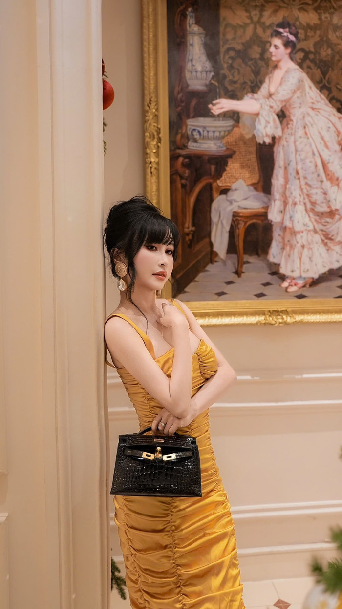 Vợ doanh nhân Minh Nhựa thường xuyên khoe dáng bên cạnh những chiếc đồng hồ hay túi xách đắt giá. (Ảnh: FBNV)