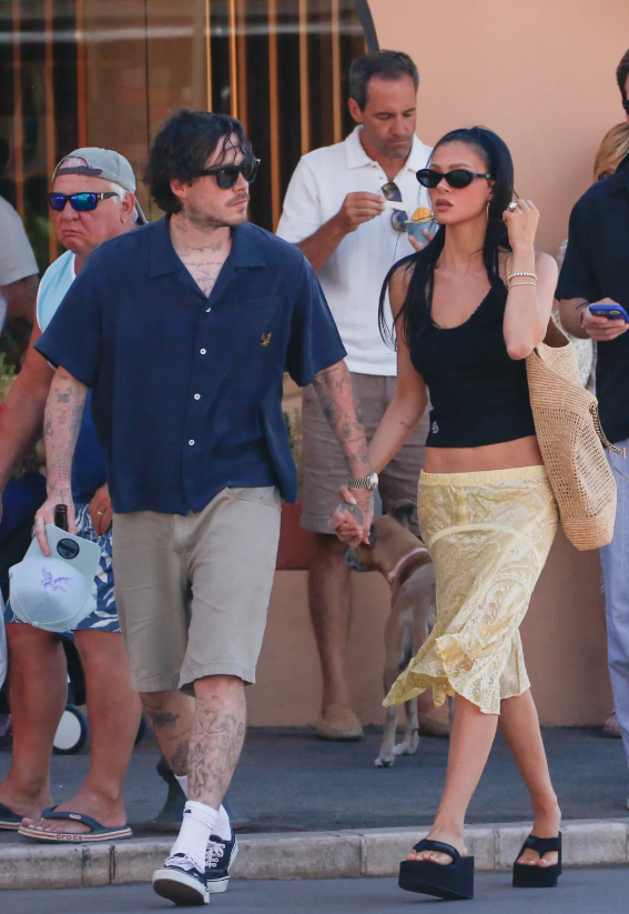 Brooklyn Beckham và Nicola Peltz sánh đôi đi chợ nông sản giữa lúc gia đình Beckham vướng ồn ào