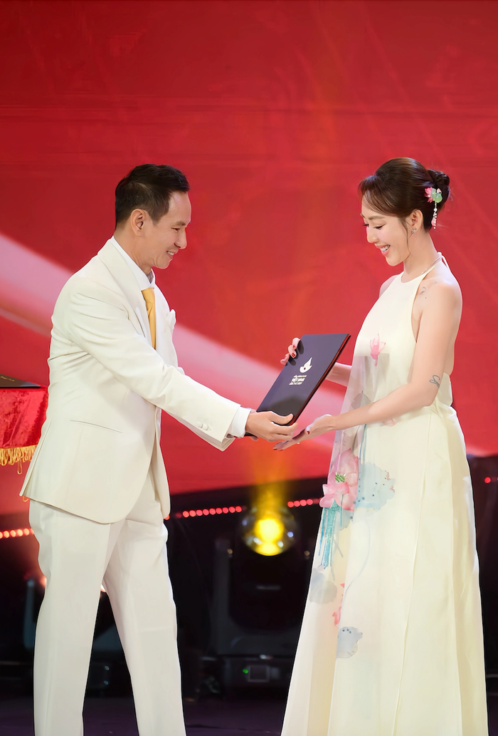 Thu Trang nhận giải Đạo diễn phim đầu tay xuất sắc - điện ảnh tại Liên hoan phim Việt Nam lần thứ 24 (Ảnh: FBNV).