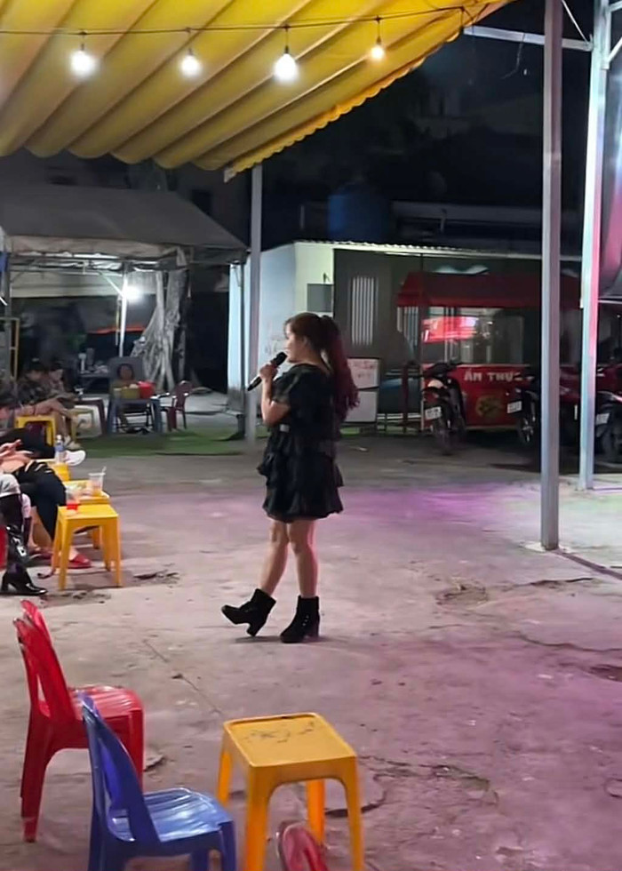 Xót xa nữ ca sĩ Việt nổi tiếng một thời, giờ đi hát hội chợ thưa thớt khán giả Ảnh 3