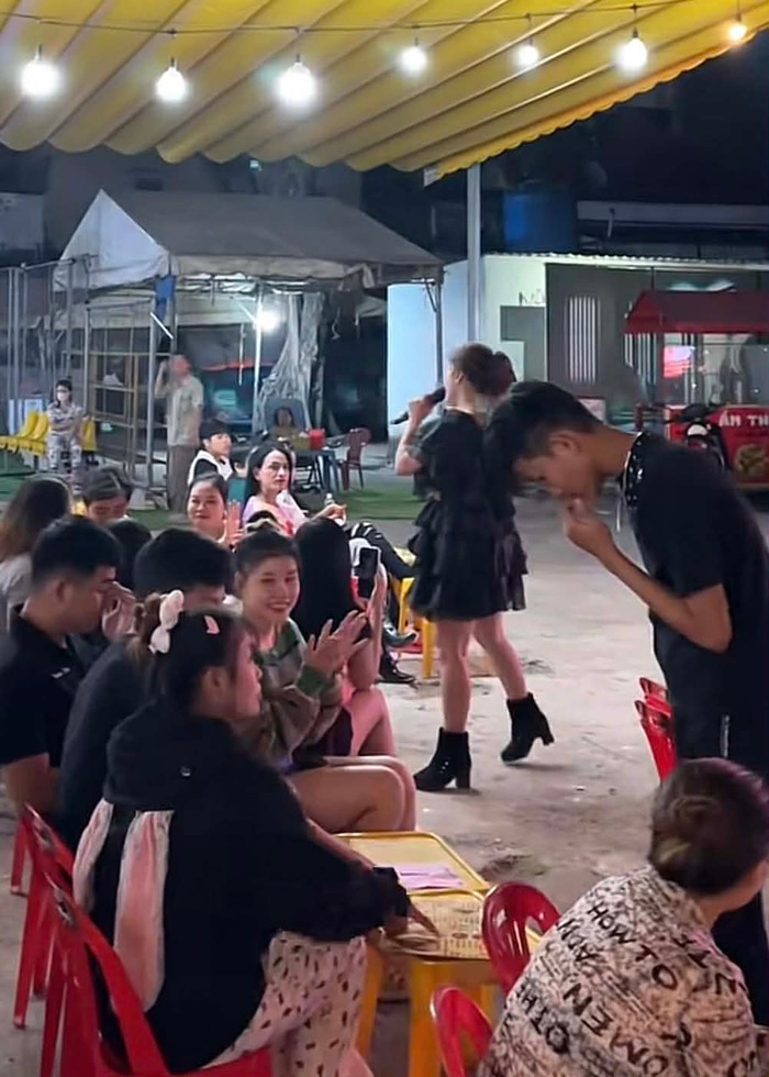 Xót xa nữ ca sĩ Việt nổi tiếng một thời, giờ đi hát hội chợ thưa thớt khán giả Ảnh 4