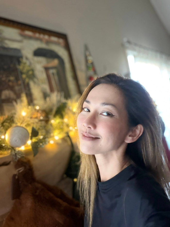 Trước đó, bất chấp những tin đồn biến cố hôn nhân được lan truyền trên mạng xã hội, Kim Hiền chọn cách giữ im lặng.