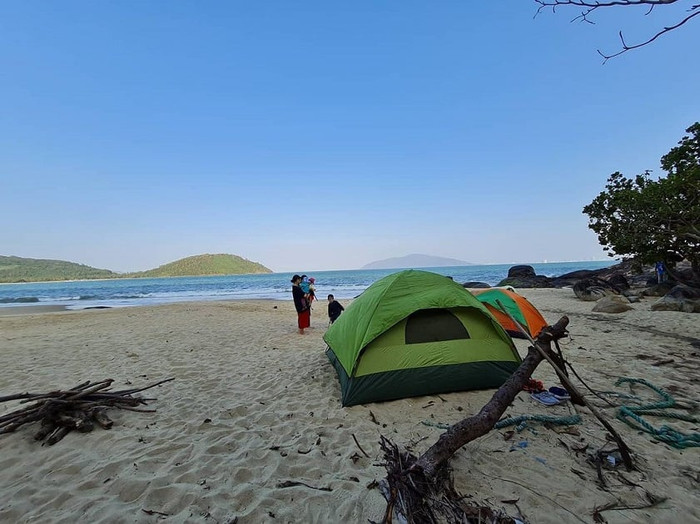 Du khách tận hưởng nhịp sống yên bình, chậm rãi ở Làng Vân.