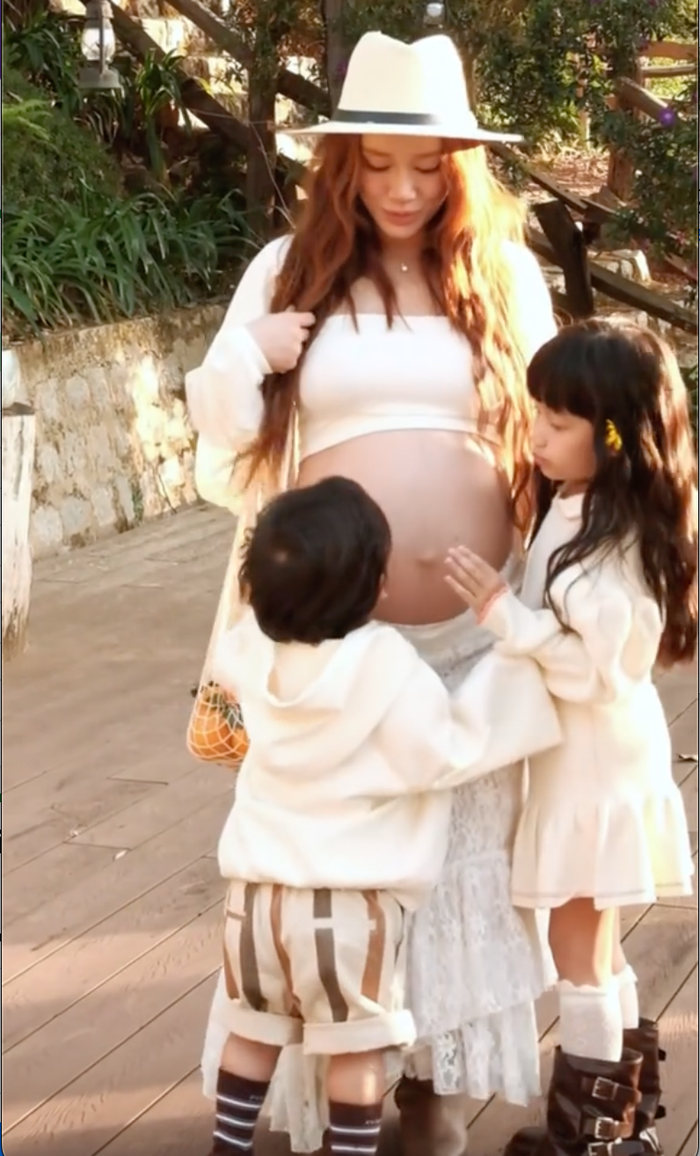 Khoảnh khắc Nhã Phương mang thai lần 3 và rạng rỡ bên hai con nhỏ (Ảnh: Chụp màn hình).