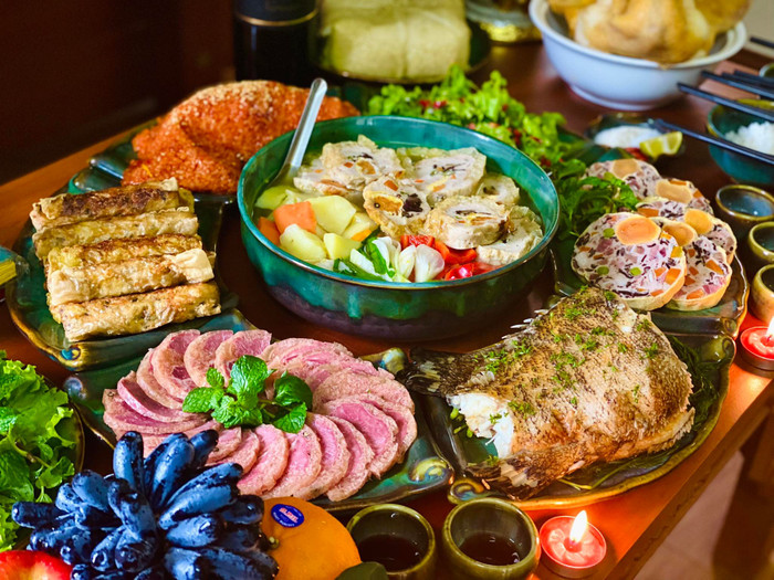 Mâm cỗ ngày Tết với đầy ắp món ngon.