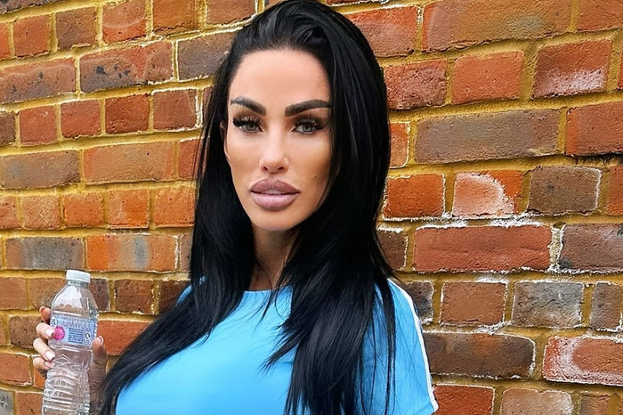 Cựu siêu mẫu Katie Price giải thích rằng cô đang ở 'mức cân tự nhiên' sau một giai đoạn tăng cân do các vấn đề sức khỏe. Ảnh: IGNV