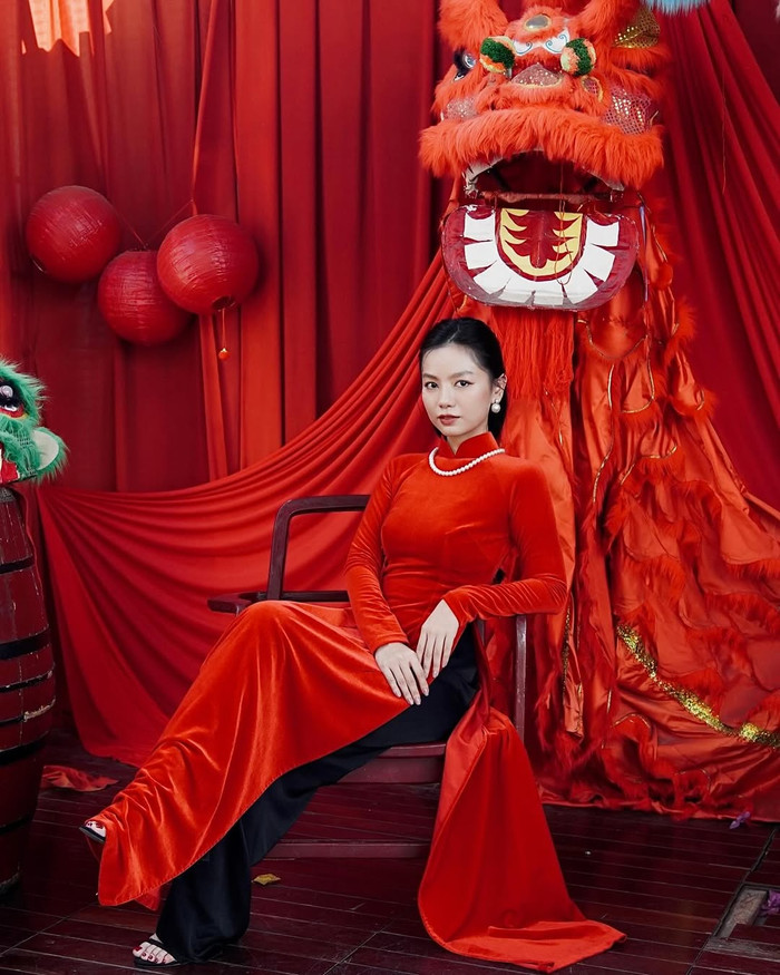 Không chạy theo xu hướng hiện đại quá mức, Lê Hạ Anh ưu tiên những thiết kế tôn vinh vẻ đẹp Á Đông, từ form dáng cổ điển đến cách phối màu hài hòa. Điều này giúp mỹ nhân Mưa Đỏ nổi bật giữa dàn sao trẻ, đồng thời góp phần lan tỏa hình ảnh áo dài đến công chúng rộng rãi hơn. Ảnh: IGNV