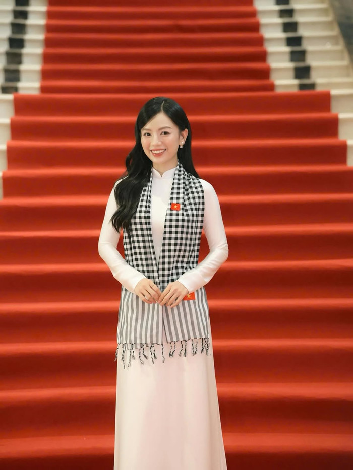 Một bộ ảnh khác ghi dấu ấn với áo dài trắng kết hợp khăn rằn – item gợi nhớ hậu phương kháng chiến, vừa hiện đại vừa giàu ý nghĩa văn hóa. Các thiết kế mà mỹ nhân Mưa Đỏ thường chọn có form dáng ôm sát phần thân trên, xẻ tà vừa phải, giúp tôn vòng eo nhỏ và chiều cao cân đối. Ảnh: IGNV