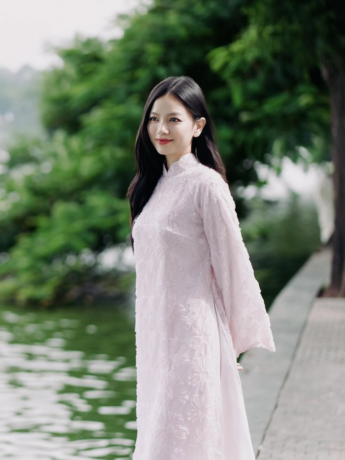 Mỹ nhân Mưa Đỏ còn diện áo dài hồng phấn với hoa văn chìm tinh xảo dọc thân, phối quần lụa cùng màu, tạo sự mềm mại, nữ tính. Ảnh: IGNV