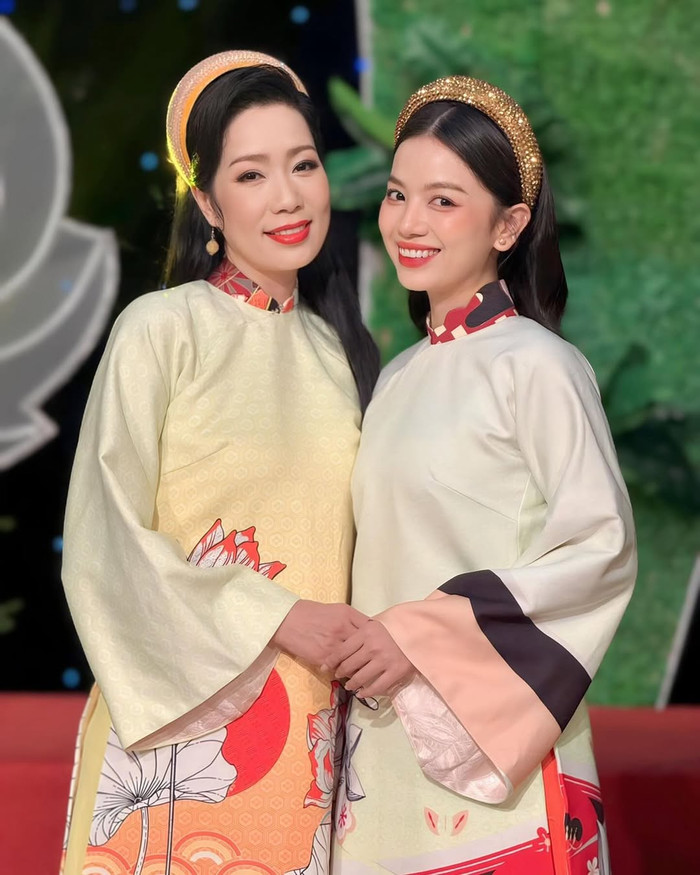 Điểm chung trong loạt hình ảnh là sự đầu tư kỹ lưỡng vào chất liệu cao cấp như lụa, gấm, nhung và ren, kết hợp họa tiết thêu tay truyền thống như hoa sen, hoa cúc hoặc hoa văn chìm. Mỹ nhân Mưa Đỏ thường để tóc dài thẳng hoặc búi gọn, makeup tự nhiên với son nude hoặc đỏ cherry nhẹ, nhấn mạnh làn da mịn màng và đôi mắt sáng. Phong cách này không chỉ phù hợp với hình tượng 'nàng thơ' ngọt ngào mà cô xây dựng qua các vai diễn, mà còn thể hiện sự trân trọng di sản văn hóa Việt Nam.