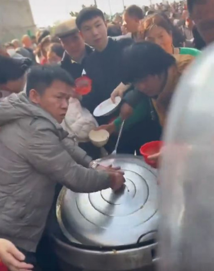 Thanh niên mổ lợn làm tiệc ăn mừng, 50 nghìn người đến dự gây 'thất thủ' Ảnh 5