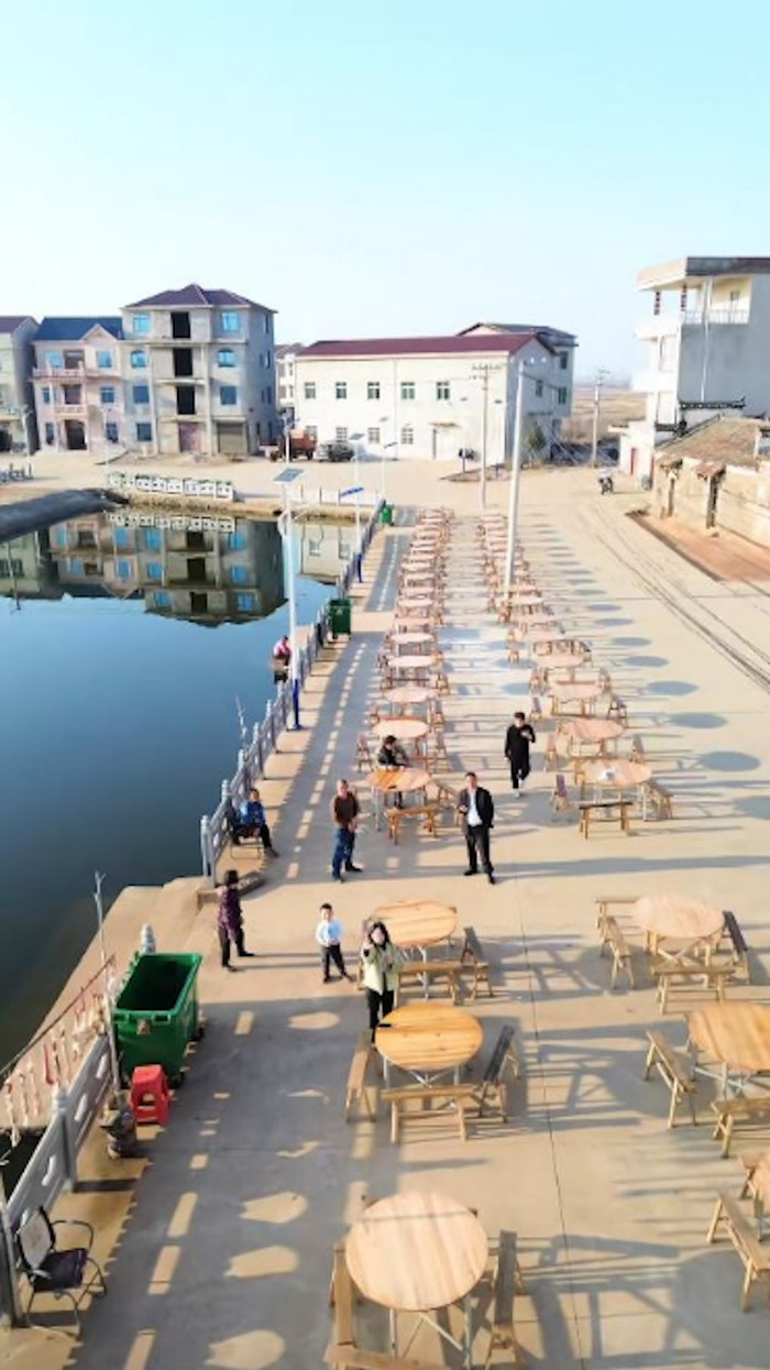 Thanh niên mổ lợn làm tiệc ăn mừng, 50 nghìn người đến dự gây 'thất thủ' Ảnh 2