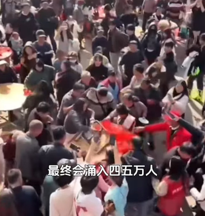 Thanh niên mổ lợn làm tiệc ăn mừng, 50 nghìn người đến dự gây 'thất thủ' Ảnh 4