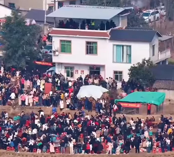 Thanh niên mổ lợn làm tiệc ăn mừng, 50 nghìn người đến dự gây 'thất thủ' Ảnh 3