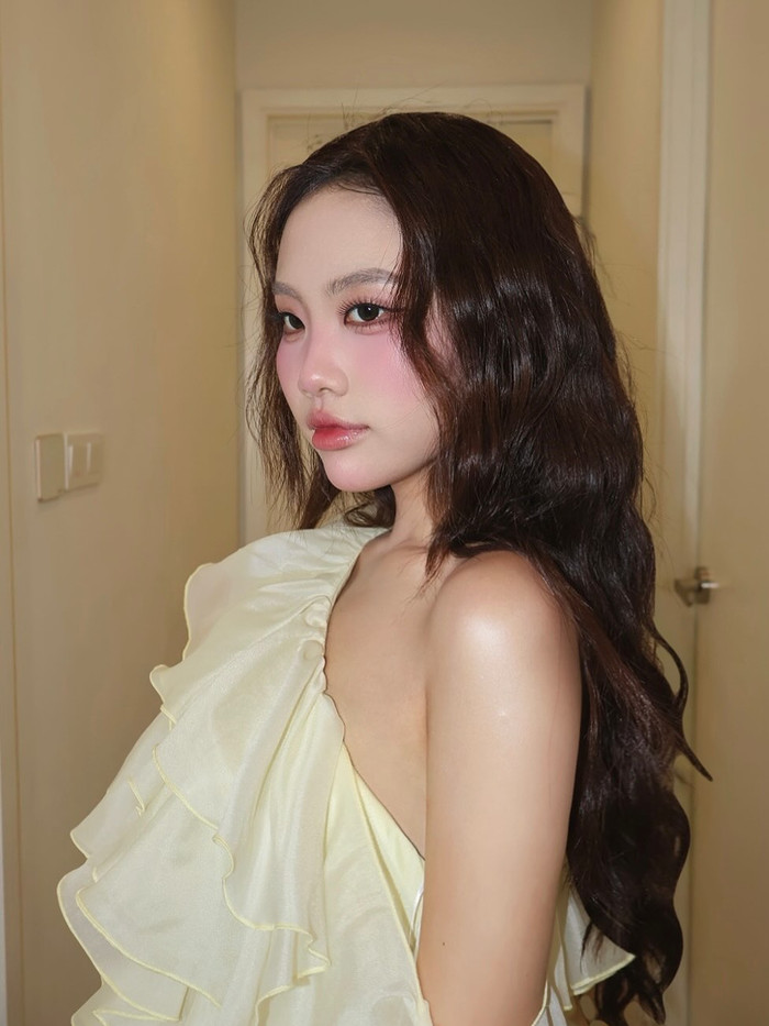 Phương Mỹ Chi nữ tính và quyến rũ trong chiếc váy lệch vai. Ảnh: IGNV