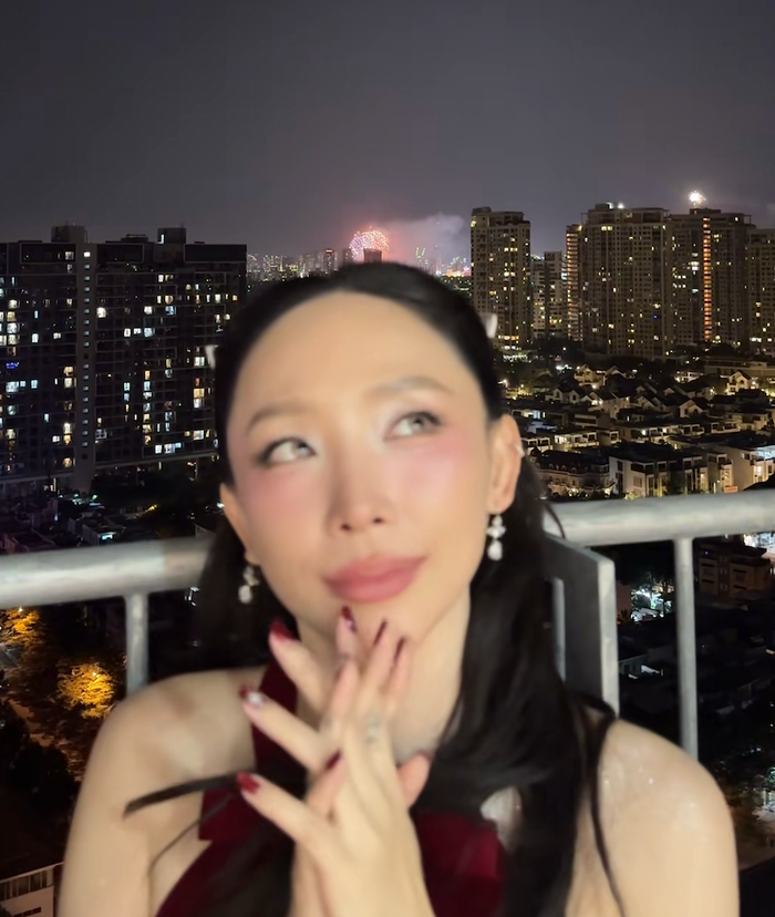 Tóc Tiên đón năm mới một mình ở căn hộ cao tầng. Ảnh chụp màn hình