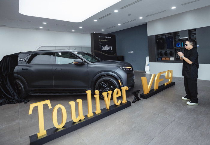 Hoàng Touliver lựa chọn mẫu SUV điện VinFast VF 9. Ảnh: FBNV