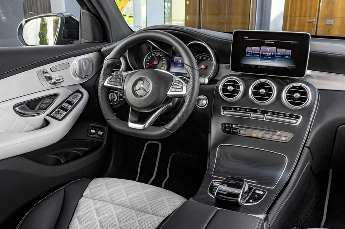 Khoang lái của chiếc xe ca sĩ Tóc Tiên tin dùng.