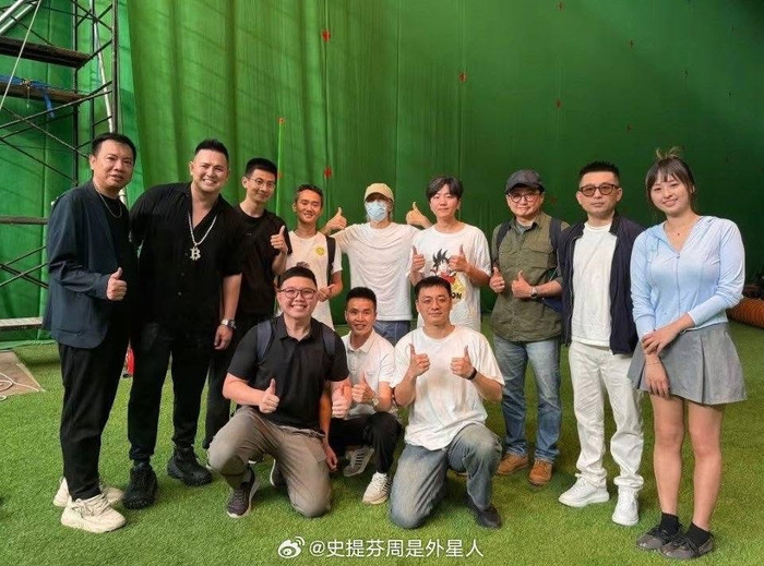 Châu Tinh Trì lộ diện tại phim trường Thiếu Lâm Nữ Túc, đánh dấu màn tái xuất hiếm hoi sau 6 năm vắng bóng. - Ảnh: Weibo&nbsp;