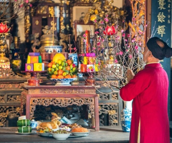 Cúng mùng 1 tháng Chạp là nghi lễ quen thuộc trong nhiều gia đình Việt. Ảnh minh hoạ