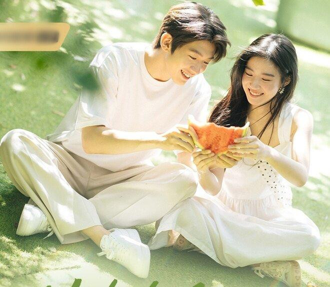 Bộ phim thanh xuân kể về Lâm Tích và Quý Quân Hành, hai con người gặp nhau trong những năm tháng học trò. Câu chuyện về lý do tiếp cận ban đầu và quá trình trưởng thành cùng nhau mang đến cảm giác hoài niệm, dễ đồng cảm.