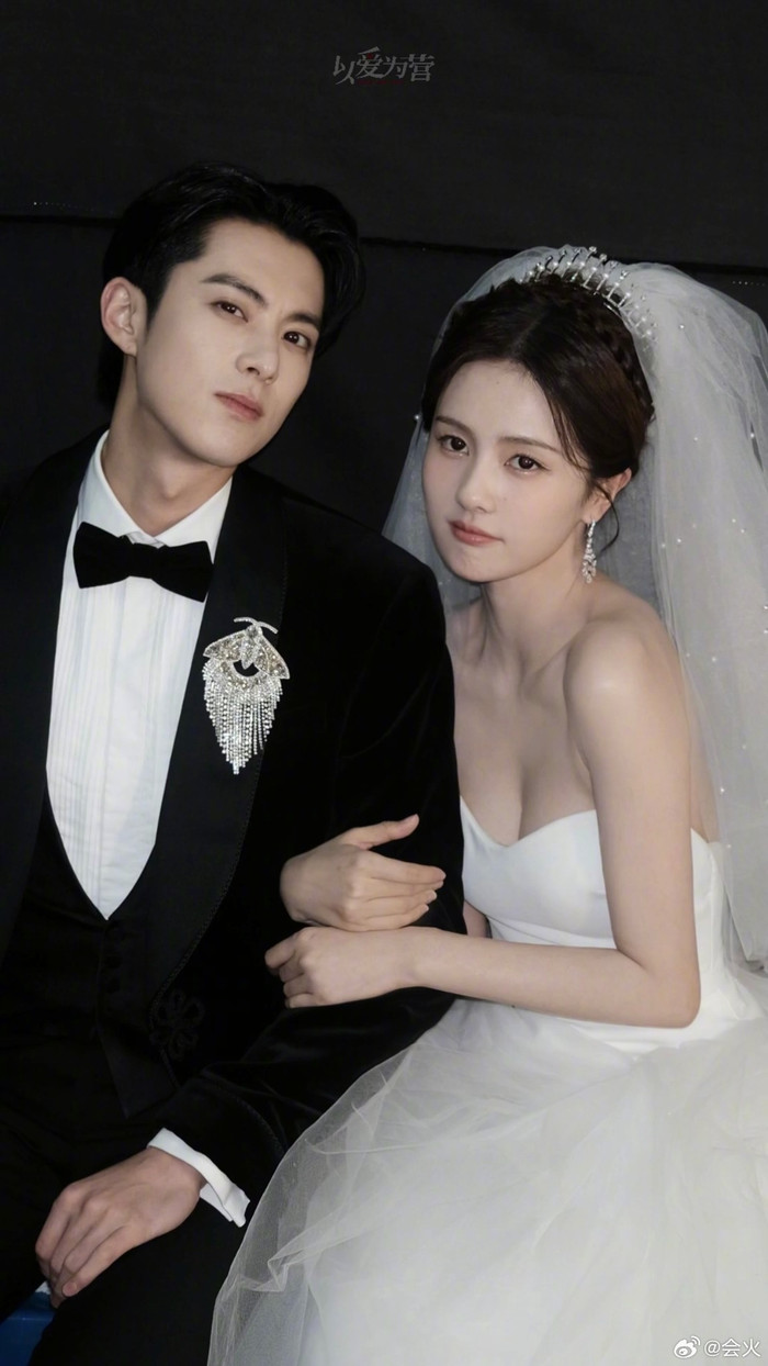 Chuyển thể từ tiểu thuyết Trêu Nhầm, phim xoay quanh mối quan hệ hiểu lầm giữa nữ phóng viên tài chính Trịnh Thư Ý và tổng tài Thời Yến. Sự kết hợp giữa yếu tố công sở và tình cảm tạo nên không khí nhẹ nhàng, dễ xem.