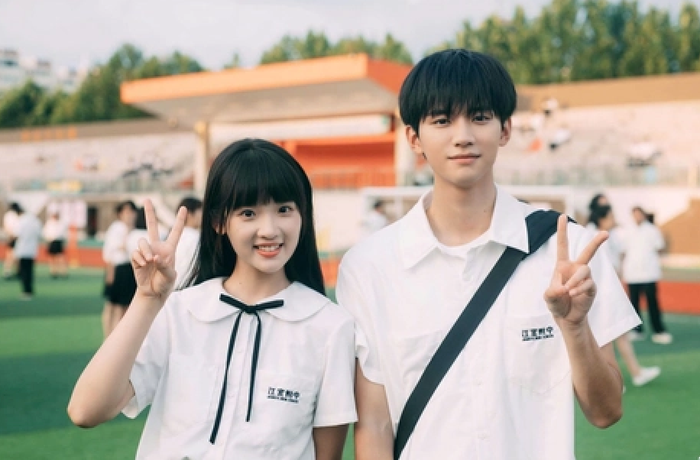 Chuyển thể từ Cô Ấy Bệnh Không Hề Nhẹ, bộ phim mang đậm màu sắc thanh xuân vườn trường. Câu chuyện về cô nàng Tô Tại Tại luôn lạc quan và học thần Trương Lục Nhượng gợi nhắc những năm tháng tuổi trẻ trong veo, trở thành lựa chọn quen thuộc mỗi khi khán giả muốn tìm lại cảm giác học đường.