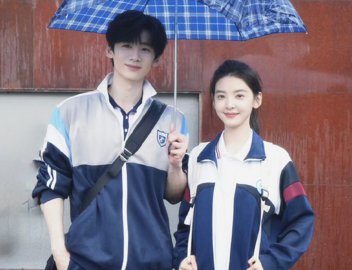 Chuyển thể từ tiểu thuyết của Trúc Dĩ, Khó Dỗ Dành xoay quanh mối tình nhiều hiểu lầm giữa Tang Diên và Ôn Dĩ Phàm. Từ những ký ức chưa trọn vẹn thời đi học đến cuộc hội ngộ khi trưởng thành, bộ phim chinh phục người xem nhờ nhịp kể chậm rãi, tập trung vào quá trình hàn gắn và chữa lành cảm xúc.