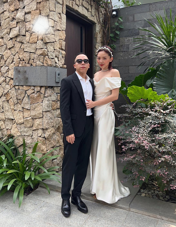 Sự ăn ý của Touliver và Tóc Tiên trước hết đến từ cách lựa chọn trang phục đầy tinh tế. Dù xuất hiện tại các sự kiện sang trọng, buổi tiệc thân mật hay trong những khoảnh khắc đời thường, cả hai luôn tạo được sự liên kết chặt chẽ về màu sắc, phom dáng và chất liệu. Ảnh: IGNV