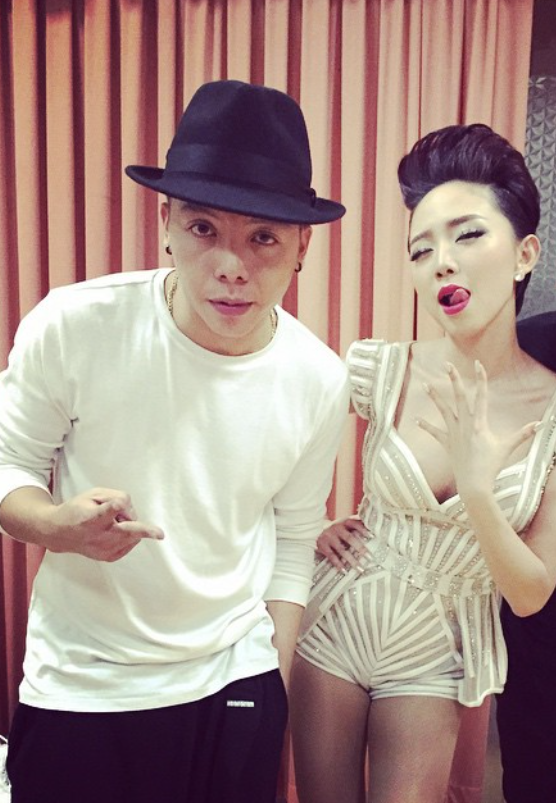 Trước khi đổ vỡ, cặp đôi được khán giả ngưỡng mộ với câu chuyện tình yêu khá thầm lặng nhưng vẫn ngọt ngào suốt nhiều năm. Tóc Tiên và Hoàng Touliver nên duyên sau một chương trình âm nhạc từ năm 2015. Trải qua thời gian yêu kín tiếng, cặp đôi tổ chức đám cưới vào tháng 2/2020. Hôn lễ của cặp sao diễn ra riêng tư, chỉ có sự góp mặt của gia đình và bạn bè thân thiết. Ảnh: IGNV