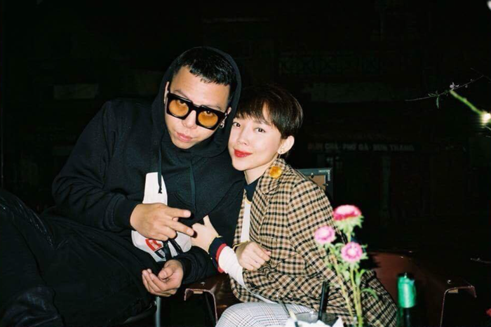 Không cần diện đồ giống nhau, họ vẫn khiến tổng thể trở nên hài hòa nhờ sự tương phản có chủ đích và tinh thần thời trang thống nhất. Nếu Touliver trung thành với phong cách all-black từ suit tối màu, hoodie đến những thiết kế tối giản, phom dáng rộng, thì Tóc Tiên lại khéo léo lựa chọn các thiết kế ôm dáng, tối giản về màu sắc nhưng được xử lý tinh tế ở chất liệu, đường cắt hay chi tiết nhấn nhá. Ảnh: IGNV