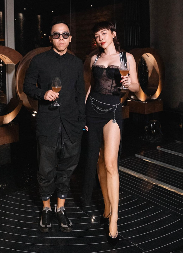 Qua từng lần xuất hiện chung, Hoàng Touliver và Tóc Tiên cho thấy sự thống nhất rõ nét trong tư duy thẩm mỹ, biến thời trang trở thành một phần ngôn ngữ chung để thể hiện cá tính và dấu ấn nghệ thuật. Ảnh: IGNV