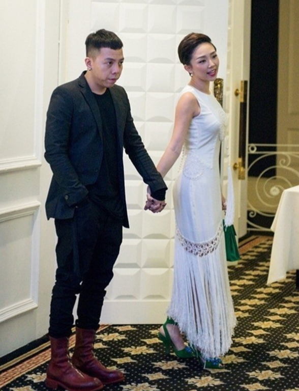 Song đến khoảng giữa năm 2025, cặp đôi vướng tin rạn nứt tình cảm. Tin đồn dấy lên sau khi nữ ca sĩ liên tục chia sẻ những trích dẫn đầy tính tự sự, thể hiện tâm trạng trên mạng xã hội. Sau nhiều đồn đoán, Tóc Tiên vừa lên tiếng xác nhận 'cả hai quyết định dừng lại trong vai trò vợ chồng và trở về làm những người bạn bè, anh em đồng nghiệp'.