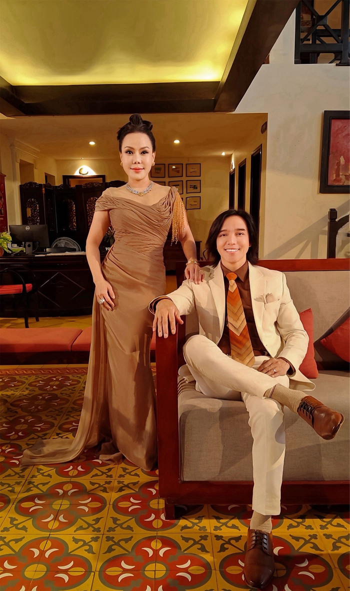 Việt Hương được chồng hết mực yêu thương, quan tâm và luôn đồng hành trong công việc. Ảnh: FBNV