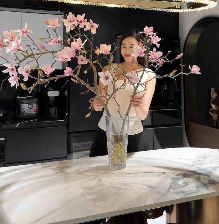 Đỗ Thị Hà hào hứng khoe việc cắm hoa với khán giả. Ảnh chụp màn hình