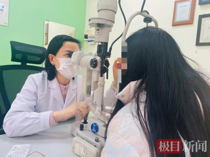 Nuôi vẹt chưa đầy 2 tháng, người phụ nữ phát hiện ký sinh trùng trong mắt Ảnh 2