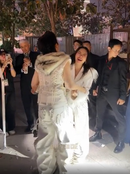 Đức Phúc đợi Mỹ Tâm diễn xong để chào hỏi. (Ảnh từ FB Cung Tâm Chế)