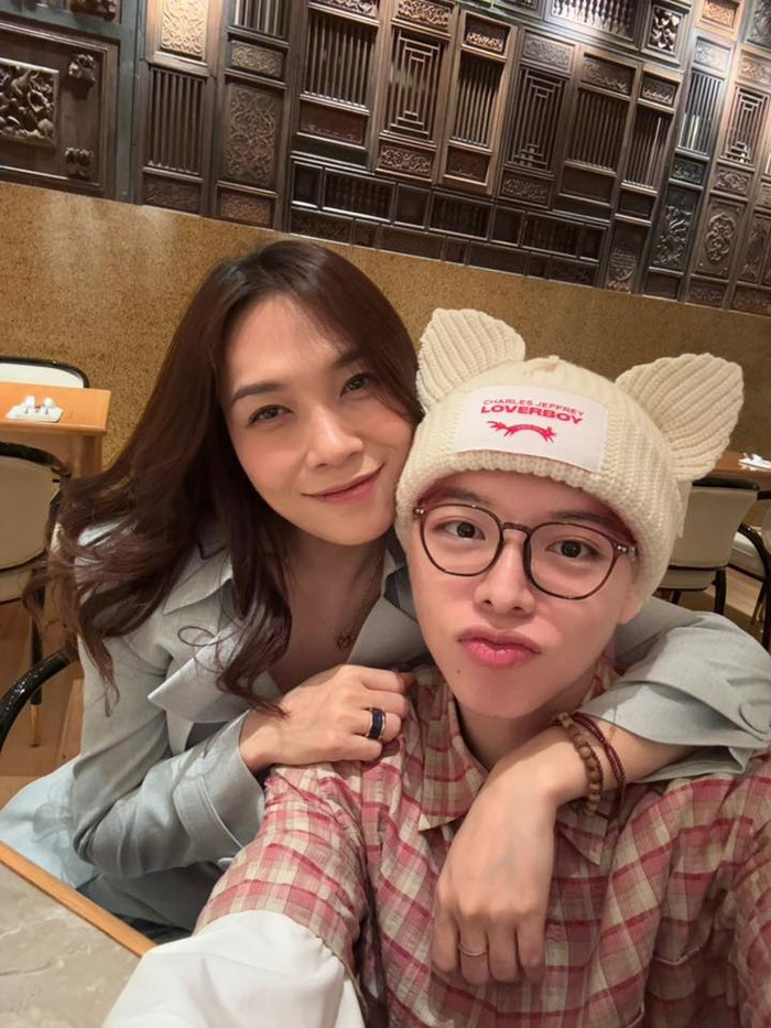 Nam ca sĩ bày tỏ sự trầm trồ trước nét trẻ trung của 'cô giáo'.