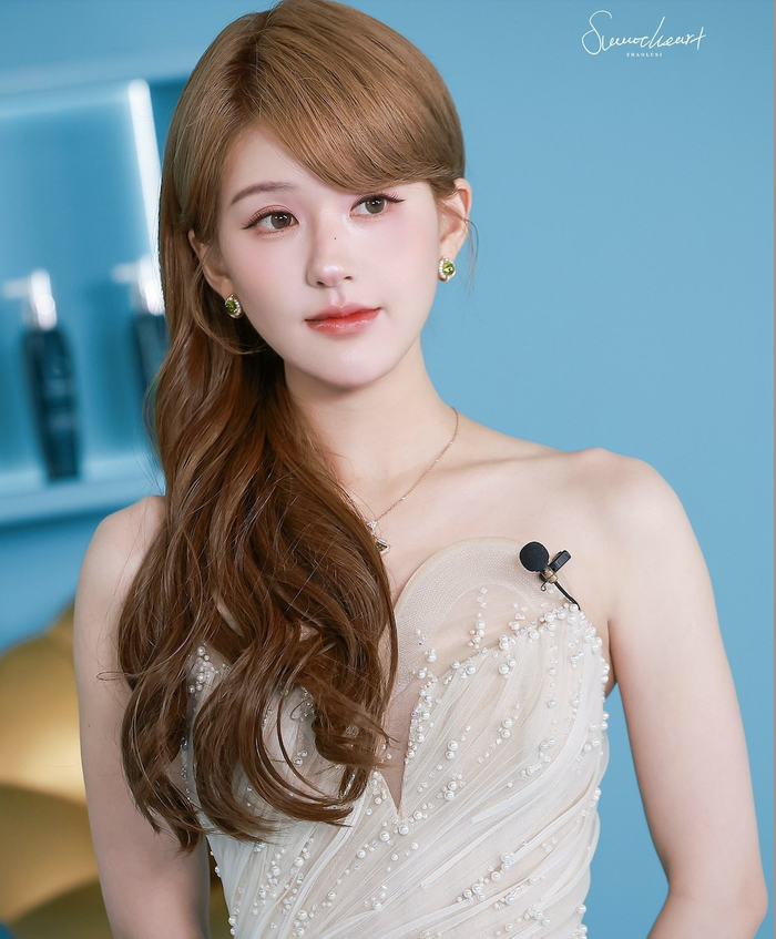 Cứ hễ xuất hiện, Triệu Lộ Tư lại trở thành tâm điểm chú ý của công chúng.