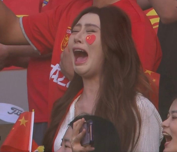 Ngay sau khi cú sút luân lưu quyết định của Wang Bohao đi vào lưới, ncổ động viên Trung Quốc đã bật khóc trên khán đài.