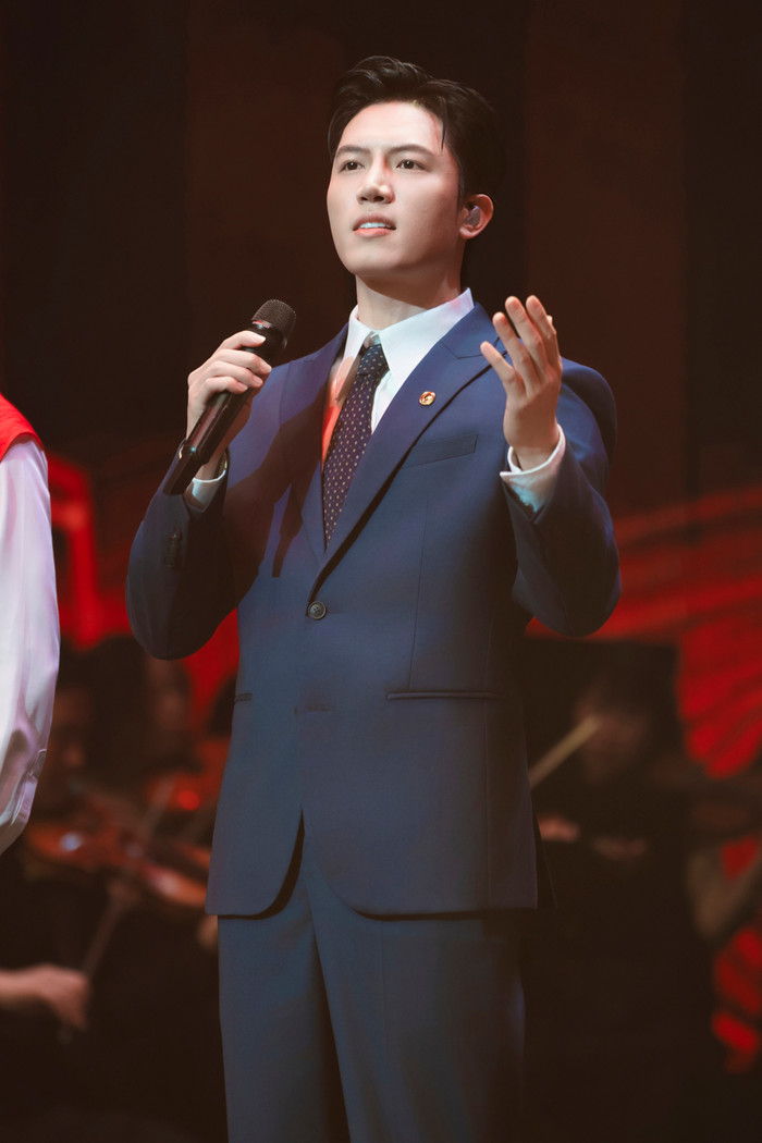 Anh Tú vinh dự biểu diễn tại chương trình hướng tới Đại hội Đảng toàn quốc XIV Ảnh 2