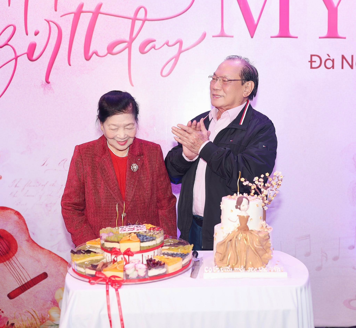 Mỹ Tâm cũng cùng anh chị em, con cháu trong gia đình tổ chức kỷ niệm 61 năm ngày cưới cho ba mẹ cô.&nbsp;