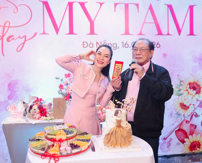 Những khoảnh khắc Mỹ Tâm giản dị bên đấng sinh thành khiến các fan thích thú.