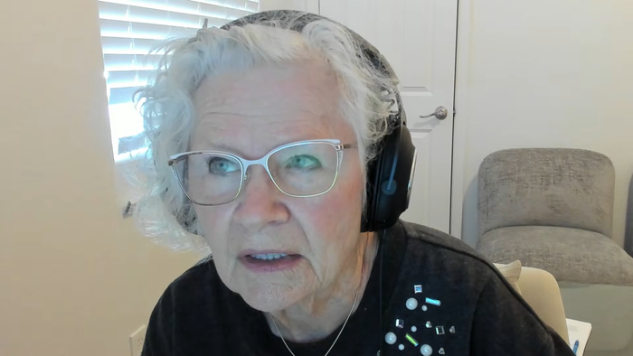 Bà cụ 81 tuổi trở thành YouTuber game nổi tiếng, xúc động khi biết câu chuyện đằng sau Ảnh 2