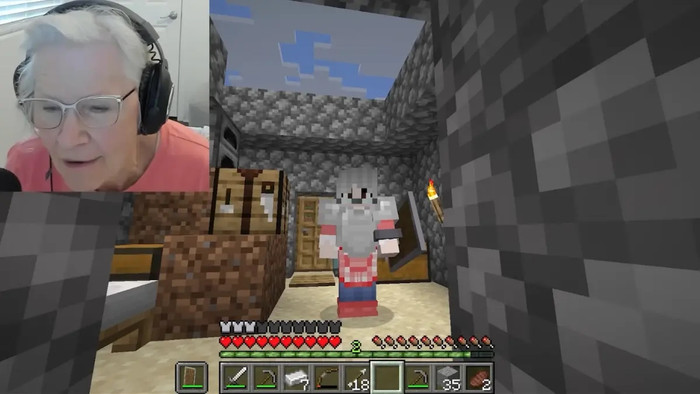 Bà cụ 81 tuổi trở thành YouTuber game nổi tiếng, xúc động khi biết câu chuyện đằng sau Ảnh 1