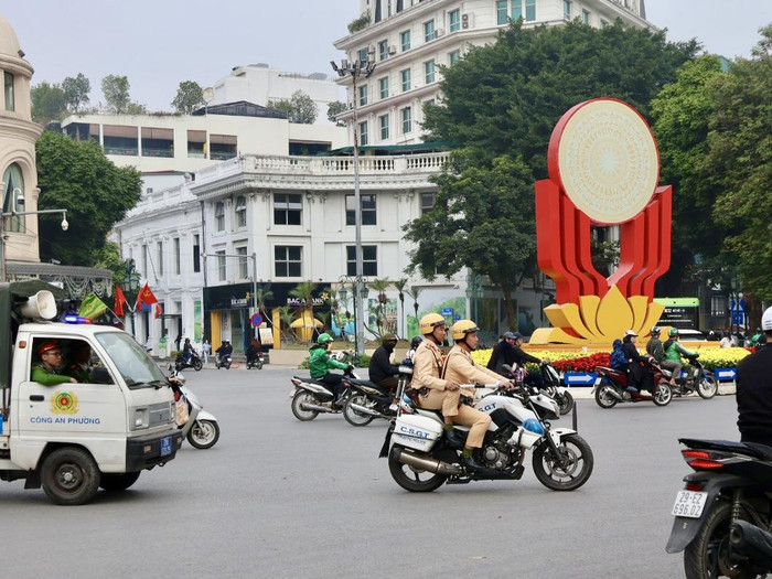 Lực lượng CSGT phối hợp Công an phường Hoàn Kiếm tuần tra lưu động, bảo đảm ANTT.&nbsp;