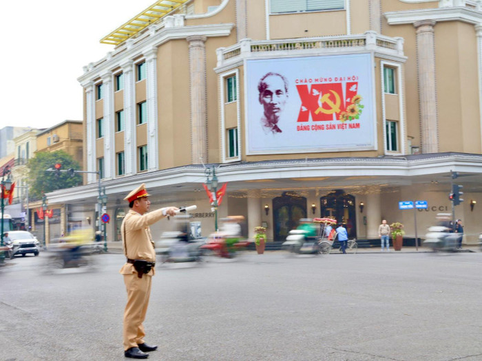 Đội CSGT đường bộ số 1 điều tiết giao thông tại Tràng Tiền - Hàng Bài.&nbsp;