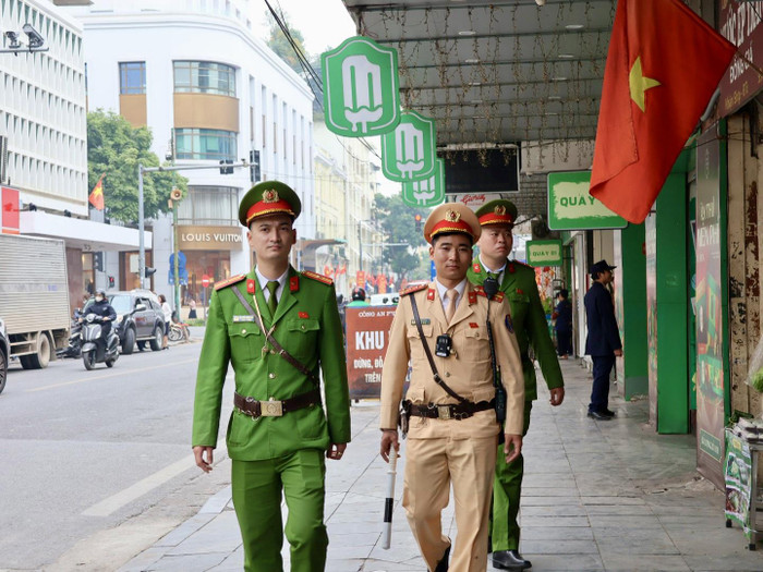 Công an phường Hoàn Kiếm và CSGT tuần tra, hướng dẫn nhân dân chấp hành TTĐT.&nbsp;