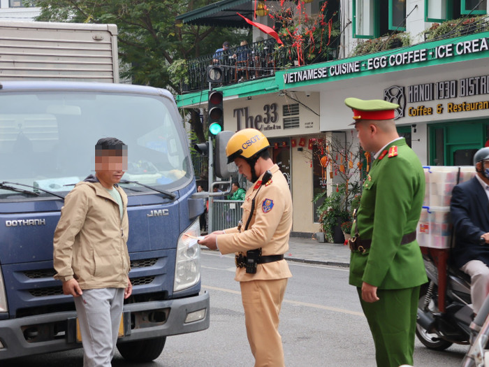 Lực lượng chức năng kiểm tra, xử lý xe ô tô dừng đỗ sai quy định.&nbsp;